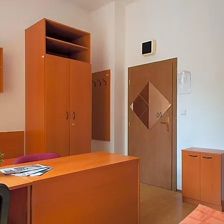 Roosevelt Hostel *